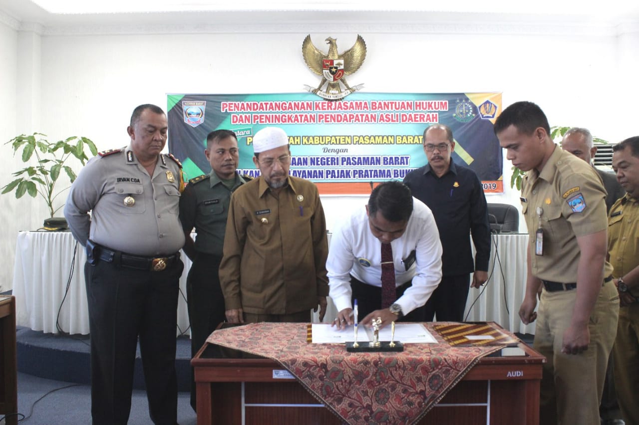 Penandatanganan kesepakatan antara Pemkab Pasbar dengan Kejari Pasbar